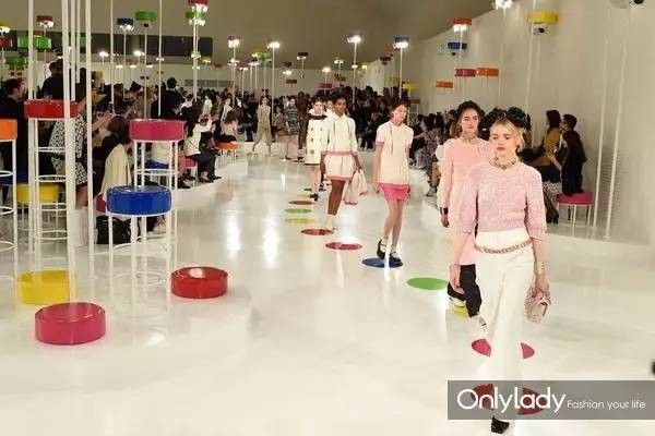 和劉詩詩看Chanel早春大秀！女孩的時髦神話里都得有雙羅馬系帶涼鞋