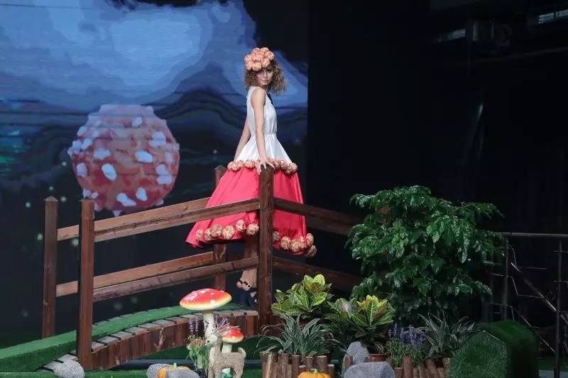 美女穿面包爬長城升級版，這場奇葩時裝秀的主角竟也是面包-！