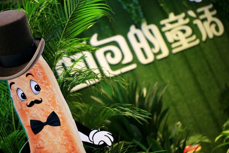 美女穿面包爬長城升級版，這場奇葩時裝秀的主角竟也是面包-！