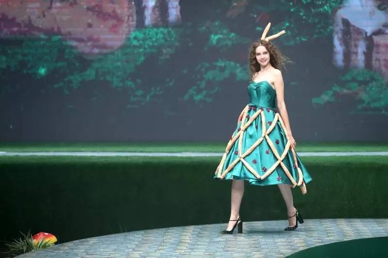 美女穿面包爬長城升級版，這場奇葩時裝秀的主角竟也是面包-！