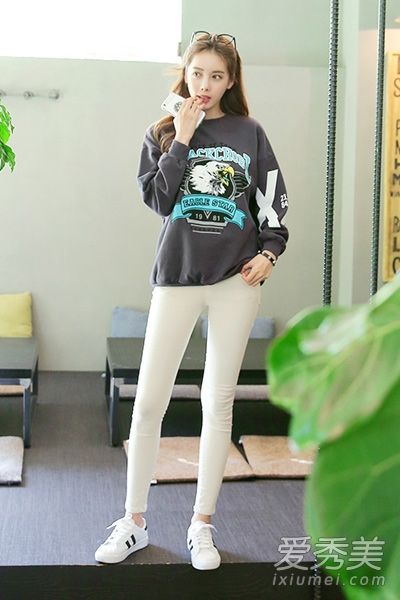 衛衣+小腳褲 讓你變身元氣首爾少女
